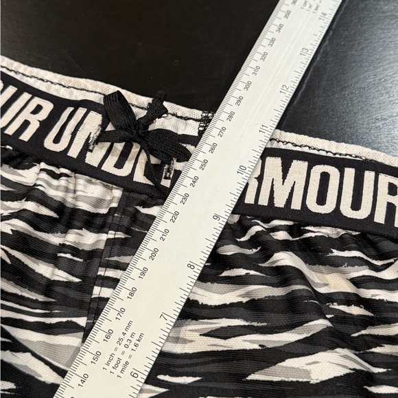 🍀2/$22 Under Armour Heatgear Perfect Pace Black White Running Short Womens Large - Picture 9 of 11